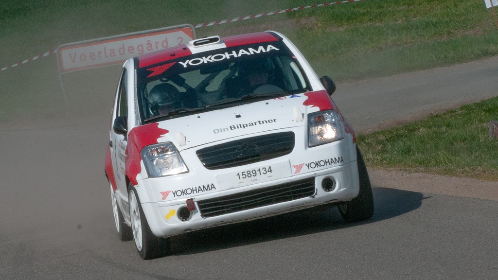 Frank Nielsen, HAMK med datteren Fredeikke i højresædet runder her etskarpt hjørne i Yding Rally 2022
(Foto: Viggo Johansen, rallypics.dk)